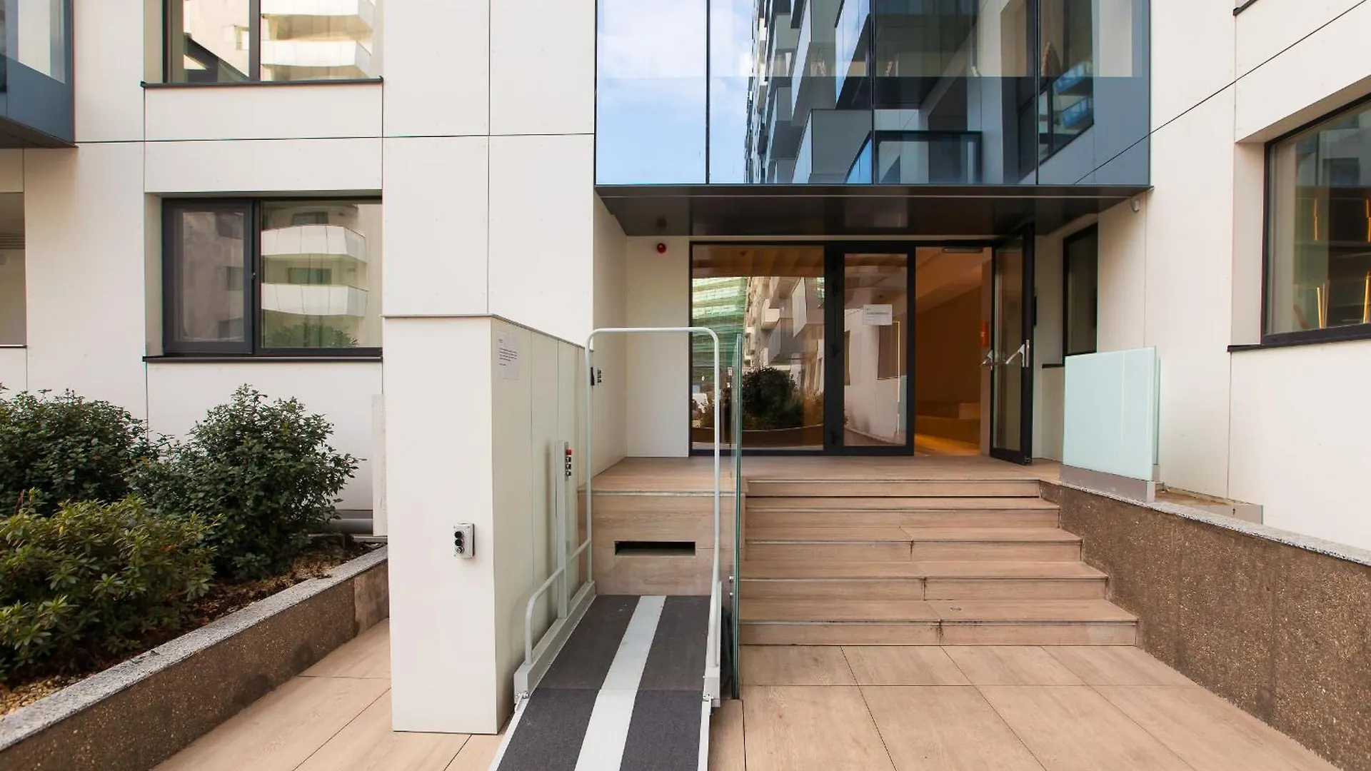 Modern Studio With Balcony In Cortina North Voluntari Apartment